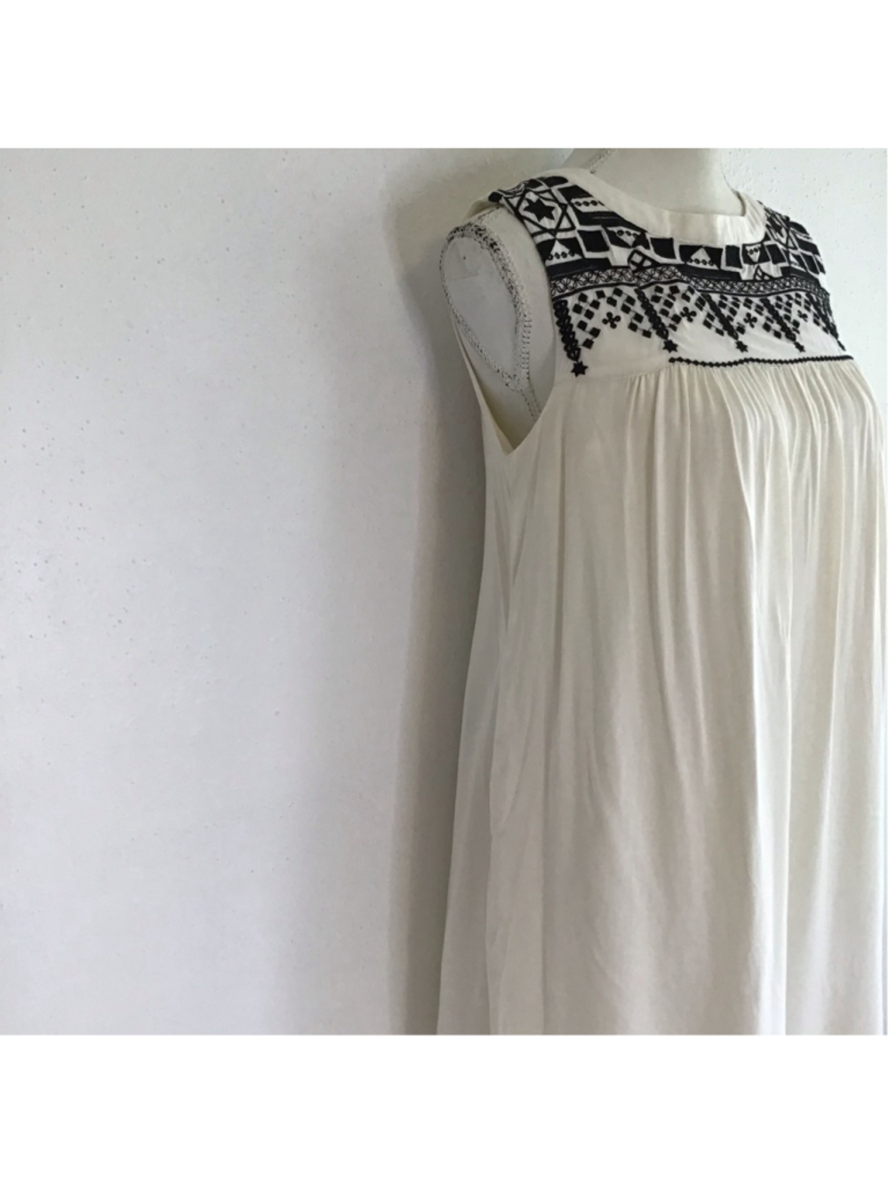 Love Fire Women Elegant White & Black Embroidered Sleeveless Mini Dress M - Picture 3 of 13